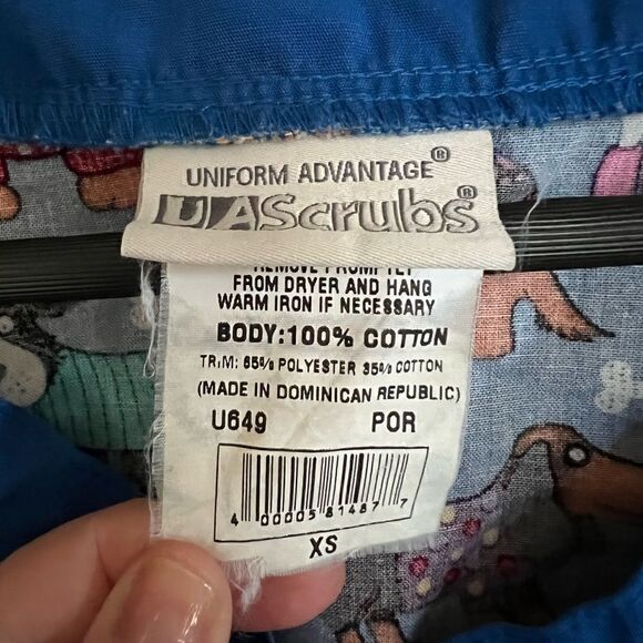 Uniform Advantage short sleeved v-neck scrub top in blue with dog print size XS - Picture 8 of 9